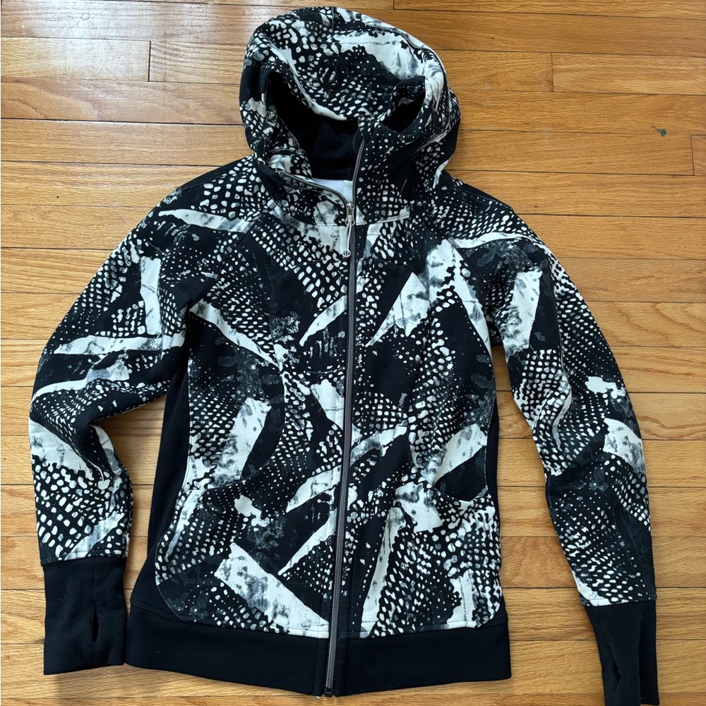 Lululemon scuba zip hoody. Women’s size 6.